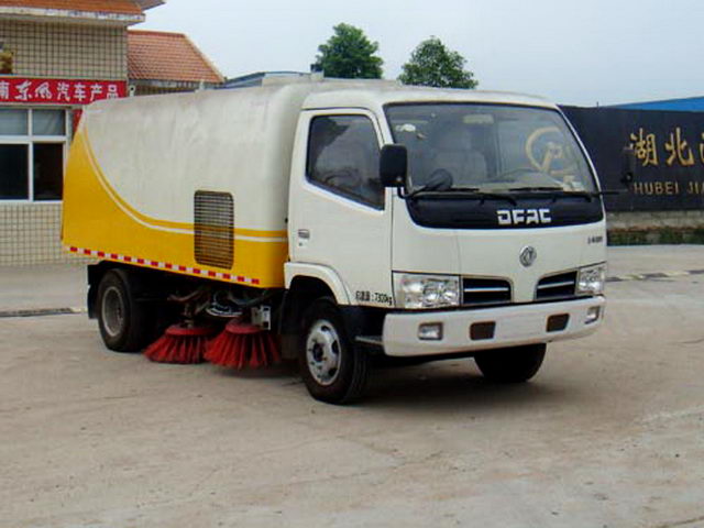 東風掃路車（國四）